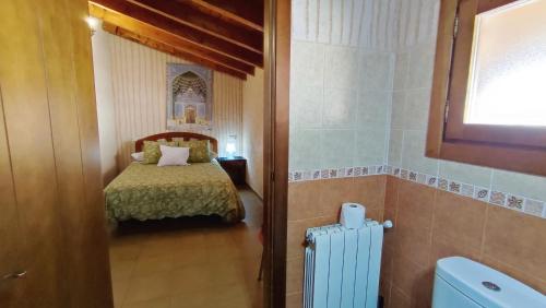 Ένα ή περισσότερα κρεβάτια σε δωμάτιο στο Chalet lujo en finca Zafiro lagunazo Riopar 5 o 3 dormitorios y 3 Baños Parque Natural del Rio Mundo