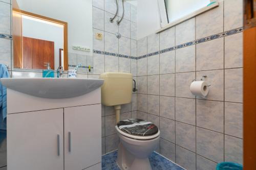 ein Bad mit einem WC und einem Waschbecken in der Unterkunft Studio Duce 13694a in Omiš