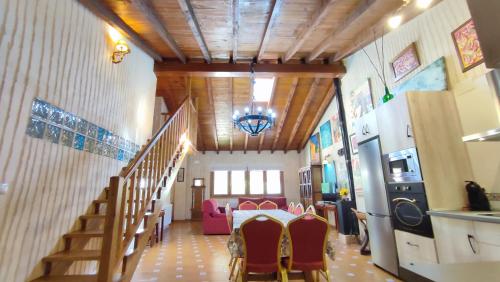 Χώρος καθιστικού στο Chalet lujo en finca Zafiro lagunazo Riopar 5 o 3 dormitorios y 3 Baños Parque Natural del Rio Mundo
