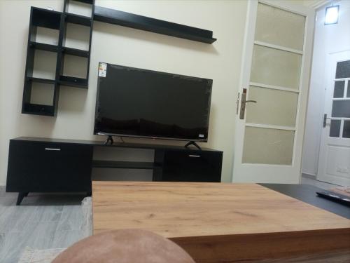  Il comprend un salon doté d'une télévision murale à écran plat. dans l'établissement Appartement du Sacré cœur, à Alger