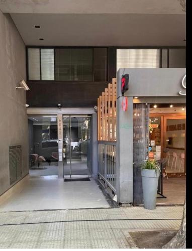 una entrada a un edificio con una puerta de cristal en Nicaragua 6042 en Buenos Aires