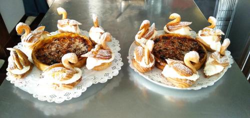 two plates of food sitting on a table at Les Pimentiers de Papaye in Saint-Claude