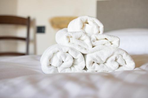 a pile of towels sitting on top of a bed at Agriturismo La Pina in Tarzo