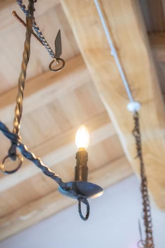a chandelier hanging from the ceiling of a room at Agriturismo La Pina in Tarzo