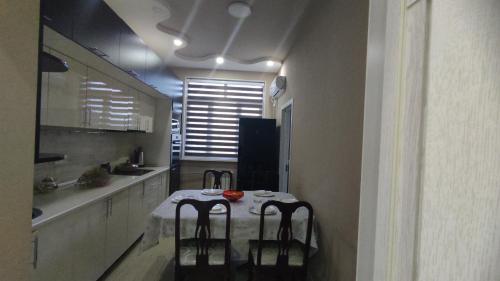 cocina con mesa y sillas en una habitación en Уютная трёхкомнатная для семьи en Dusambé