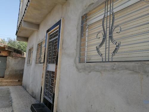 een deur naar een gebouw met een metalen poort bij Bokidan in Al Hoceïma
