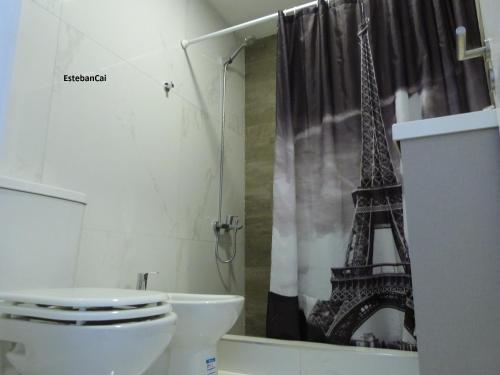 Baño con cortina de ducha con la torre Eiffel en Oportunidad Departamento a Estrenar 2 ambientes hasta 4 personas Mar del plata 12 cuadras del MAR en Mar del Plata