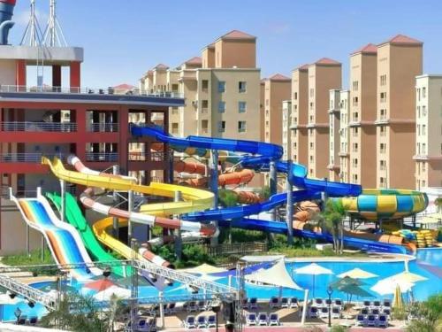 un parque acuático con un montón de toboganes de agua en شالية استوديو 52 متر en Marsa Matruh