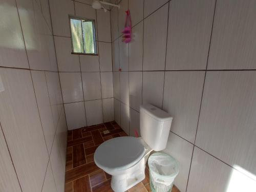 niewielka łazienka z toaletą i oknem w obiekcie Teresópolis Hostel w mieście Teresópolis