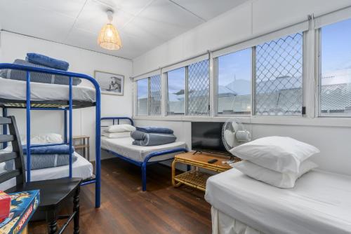 a room with two bunk beds and a table at Family Fun Your beach and fishing delight in Rockingham