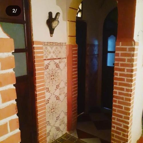 un couloir d'une maison avec une porte et un mur dans l'établissement فرينة, à Tafza