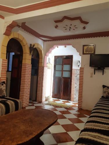 um quarto com uma mesa, uma janela e piso em azulejo em فرينة em Tafza