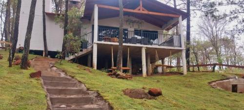 una casa en una colina con escaleras delante en Cabaña El Encanto en Mazamitla