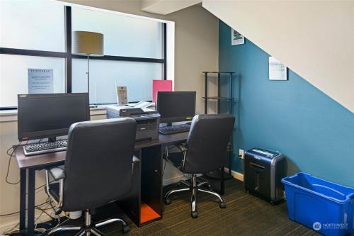 een bureau met 2 computers en 2 stoelen bij 1BR Condo, Air Conditioning, FREE Parking, Rooftop View in Seattle