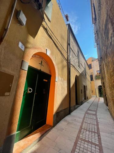 un edificio con una puerta verde y naranja en una calle en Blue Zì Albina Apartments, en Vasto