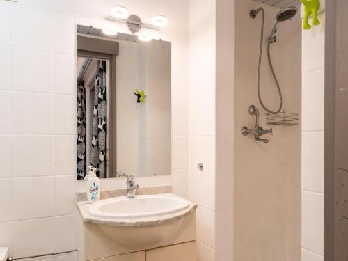 een badkamer met een wastafel en een douche bij Snug apartment in Houthalen Oost with heated pool in Drijhoeven