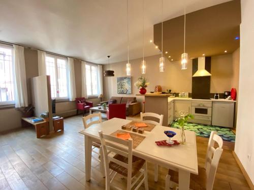une cuisine et un salon avec une table et des chaises dans l'établissement Apartment in Fécamp near Alabaster Coast, à Fécamp