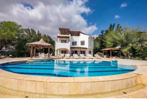 una gran piscina frente a una casa en الجونه, en Hurghada