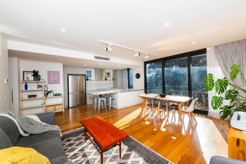 Φωτογραφία από το άλμπουμ του Canberra 22 σε Kingston 