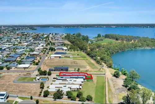Caville Cove - Lake View Holiday House Yarrawonga picture