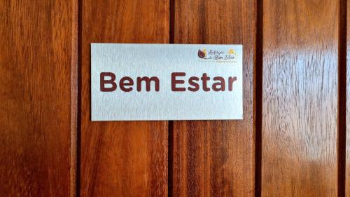 un cartello su una porta di legno con l'uscita del Wordben di Refúgio Do Bem Estar a Cercal