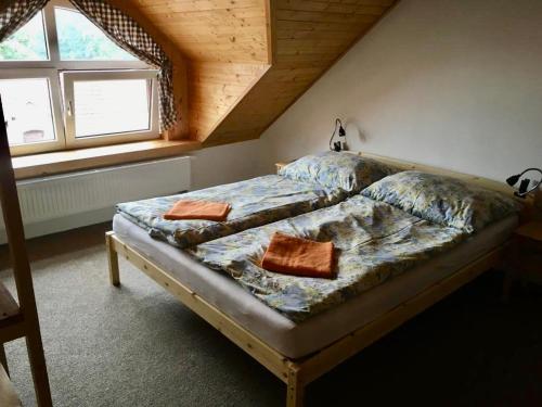 1 dormitorio con 1 cama con 2 almohadas en Ubytování v Ouklidu, en Nedrahovice