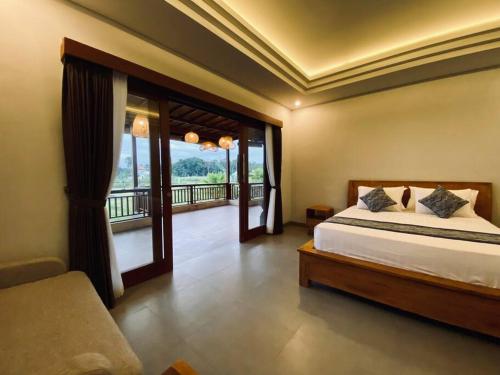 1 dormitorio con 1 cama y balcón en Villa Dewa Dewi 2, en Ubud