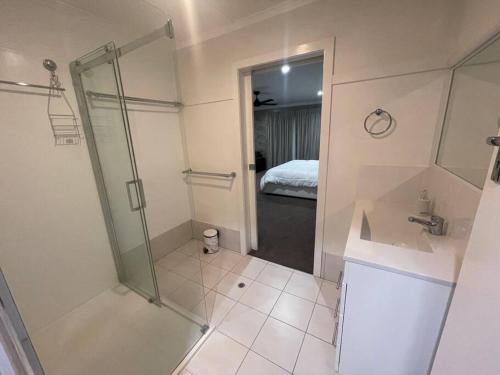 een badkamer met een douche en een wastafel bij LAHOOL GUEST HOUSE JUST A CREEKSIDE STROLL TO TOWN in Stanthorpe