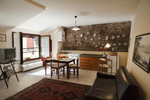 維傑瓦諾的住宿－索托艾梅利公寓，一间带桌子的客厅和一间厨房