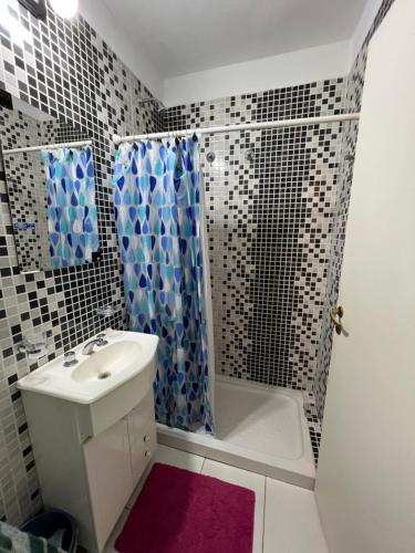 W łazience znajduje się umywalka i prysznic. w obiekcie Departamento por día en Junin w mieście Junín