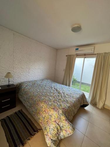 sypialnia z łóżkiem i oknem w obiekcie Departamento por día en Junin w mieście Junín
