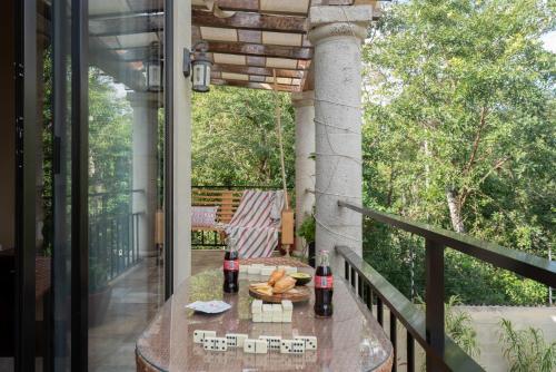 Una mesa en un balcón con dos bebidas. en Tulum Stunning Villa for 10-Cabana-Private Pool-Parking, en Tulum