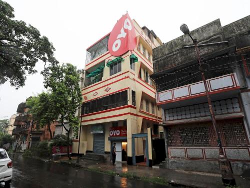 a building on the side of a street at Hotel O Jalan Lake View Near Mani Square in Tangra