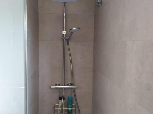 een douche met een douchekop in de badkamer bij Casa Sant Pere Pescador, 4 dormitorios, 8 personas - ES-89-66 in Sant Pere Pescador
