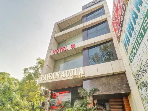 a building with a hotel sign on it at Super Townhouse 687 Hotel 77 in Ludhiana