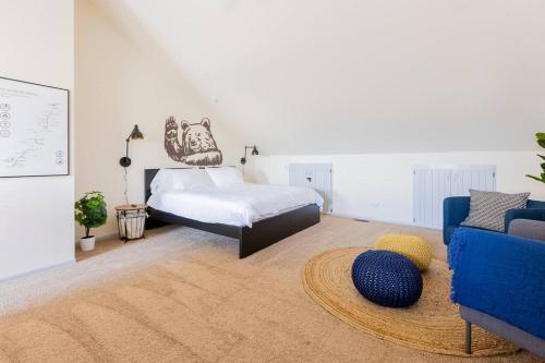 1 dormitorio con 1 cama y 1 sofá azul en Cozy 2BR condo w/ valley views, en Vernon Township