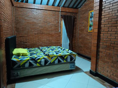 เตียงในห้องที่ Guesthouse Jogja Omah Punagi