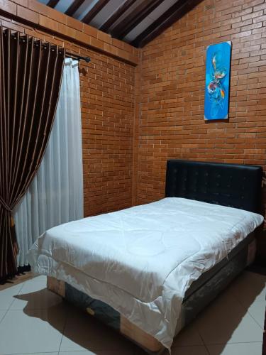 Кровать или кровати в номере Guesthouse Jogja Omah Punagi