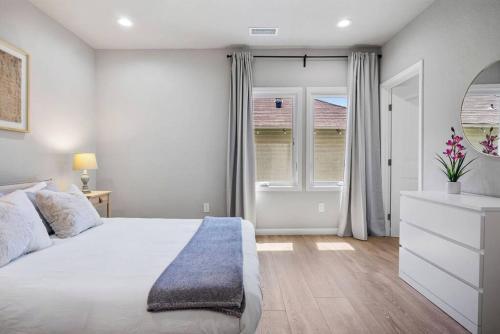 Un pat sau paturi într-o cameră la Sparkling New 2BR near BART