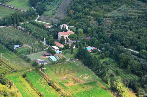 an aerial view of a house in a field at Agriturismo Parco Fiorito in Cortona