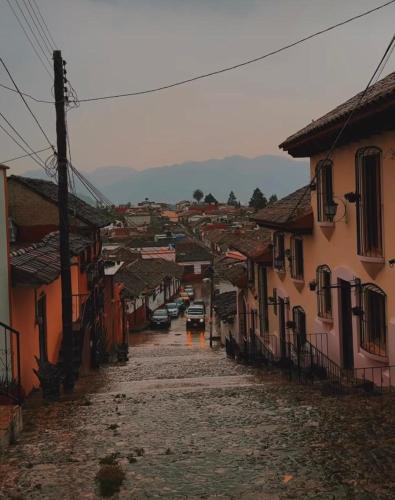 an empty street in a town with buildings at DEPARTAMENTO CENTRO SAN CRISTOBAL Estacionamiento lugares publicos en la calle in San Cristóbal de Las Casas