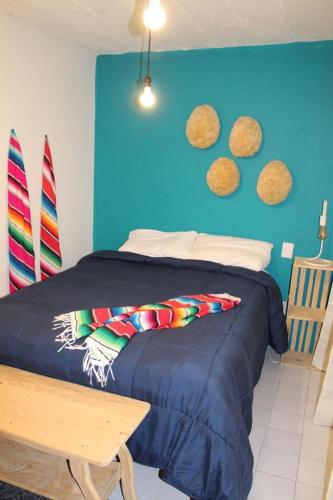 a blue bedroom with a bed and surfboards on the wall at DEPARTAMENTO CENTRO SAN CRISTOBAL Estacionamiento lugares publicos en la calle in San Cristóbal de Las Casas