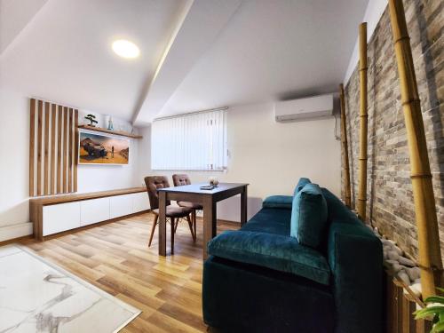 een woonkamer met een bank en een tafel bij Apartment Varna in Varna
