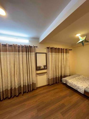 sypialnia z łóżkiem i gwiazdką na suficie w obiekcie In the heart of Patan Durbar Square w mieście Patan