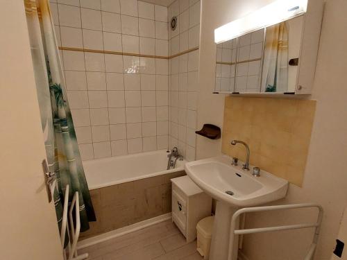 a bathroom with a sink and a tub and a toilet at Appartement cosy à Autrans, 6 pers, 54m², balcon, proche pistes et commerces - FR-1-737-49 in Autrans