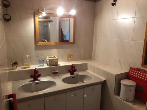 ein Badezimmer mit zwei Waschbecken und einem Spiegel in der Unterkunft Chalet cosy avec terrasse exposée sud - 2km du centre, 2 chambres, 4 pers, parking privé. - FR-1-737-52 in Autrans