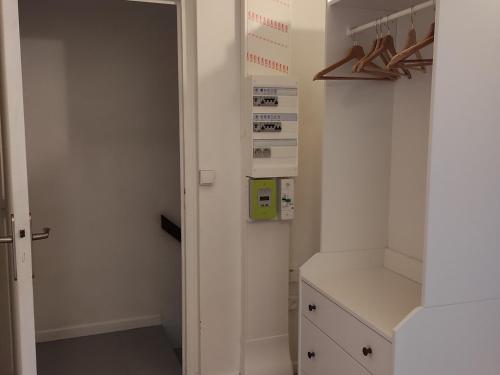 a room with a closet with a counter and a door at Appartement charmant rénové 47m², balcon sud, proche centre et pistes, 4 pers, parking privé, 38880 Autrans - FR-1-737-7 in Autrans