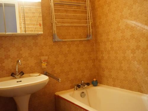 a bathroom with a sink and a toilet and a bath tub at Appartement cosy 4 pers avec balcon sud, proche centre et pistes – Autrans-Méaudre en Vercors - FR-1-737-9 in Méaudre