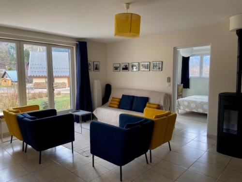 - un salon avec un lit et des chaises dans l'établissement Belle Maison à Autrans, 4 Chambres, 8 Pers, Jardin, Proche Village et Pistes de Ski - FR-1-737-14, à Autrans