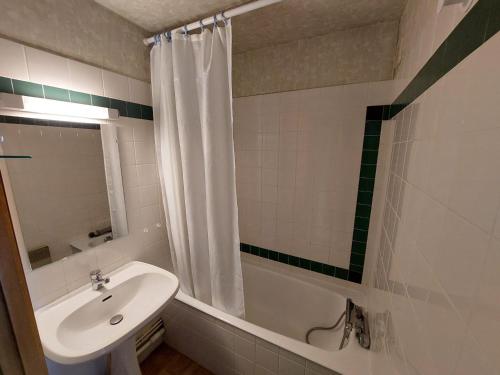 une salle de bain avec un lavabo, des toilettes et une baignoire dans l'établissement Appartement 2 pièces avec terrasse à 200m des pistes, Autrans, 4 pers. - FR-1-737-19, à Autrans